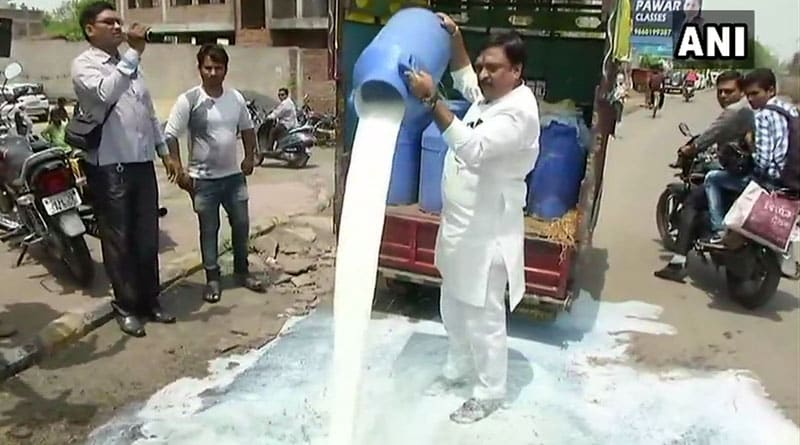 Farmer protest in Nagpur, agitators distribute milk