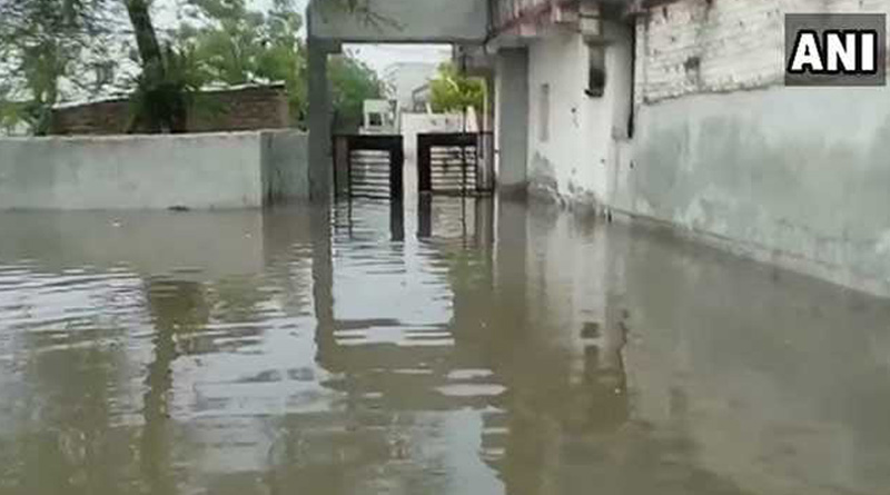 ধীরে ধীরে স্বাভাবিক হচ্ছে বর্ষণ বিপর্যস্ত মুম্বই, কমতে পারে বৃষ্টি