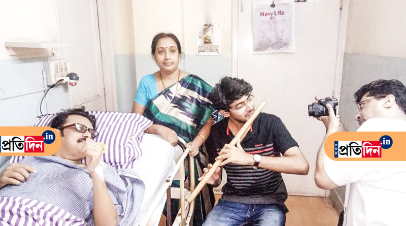 ছেলের বাঁশির সুরেই ম্যাজিক, সাত টুকরো হওয়া পায়েও জোর পাচ্ছেন বাবা