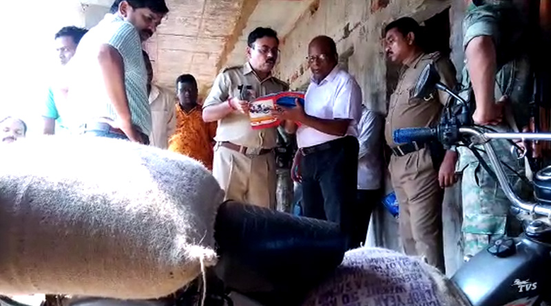 রেশনের চাল পাচারের সময় পাকড়াও যুবক, রাতভর আটকে রাখলেন বাসিন্দারা