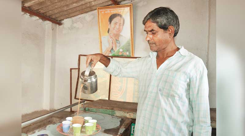 Man sells tea with Mamata Banerjee’s photo