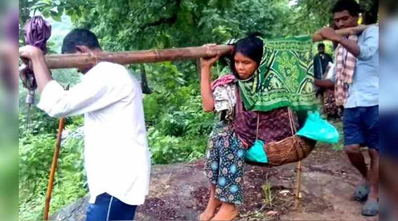 অ্যাম্বুল্যান্সের খোঁজে ১২ কিমি পথ কাঁধে করে প্রসূতি স্ত্রীকে বইলেন স্বামী