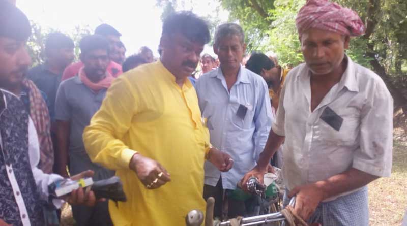 মোদির সভার বিরোধিতা, কালো ব্যাজ পরে জেলায় জেলায় প্রতিবাদ কৃষকদের