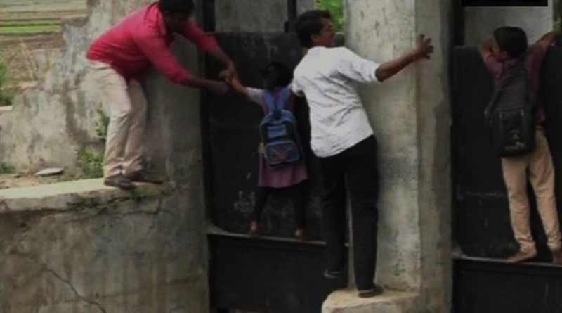 ভেঙে পড়েছে সেতু, প্রাণের ঝুঁকি নিয়ে পারাপার খুদে পড়ুয়াদের