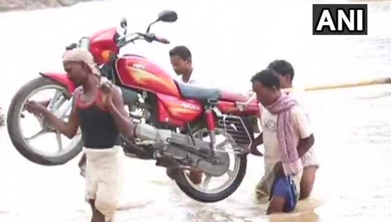 Jharkhand: In absence of bridge, villagers cross river on foot