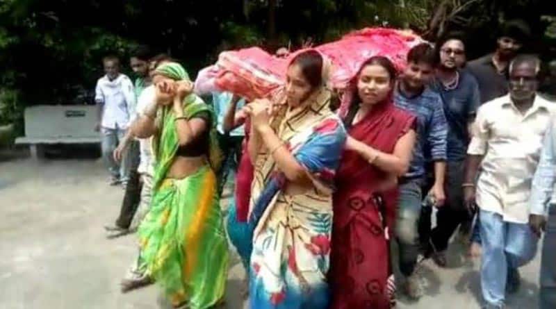 কাঁধে করে বাবার শবদেহ শ্মশানে নিয়ে যাওয়া ‘অপরাধ’, একঘরে চার কন্যা