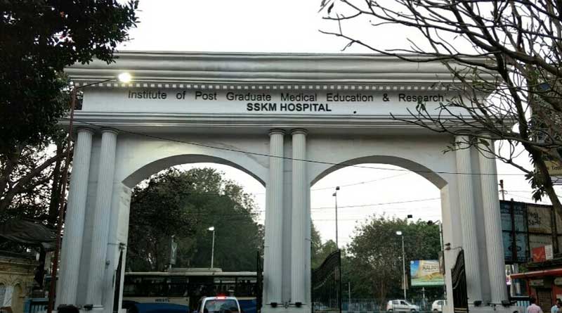 Patient stays outside of the SSKM hospital for 5 days sparks controversy | Sangbad Pratidin