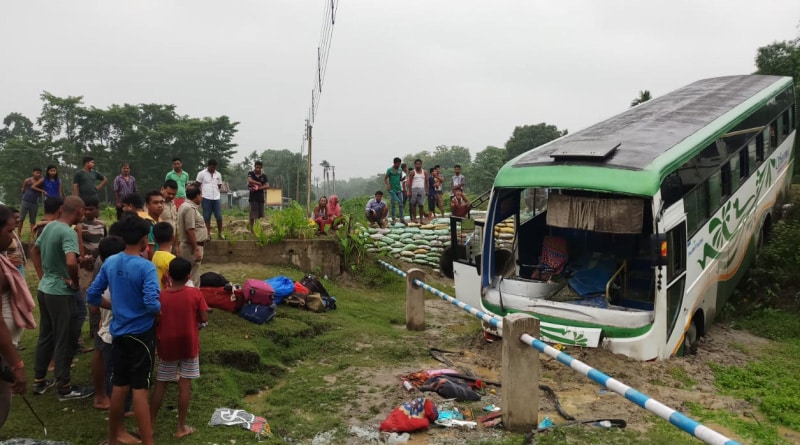 ধূপগুড়িতে দুর্ঘটনা, নয়ানজুলিতে বাস উলটে আহত ১৪