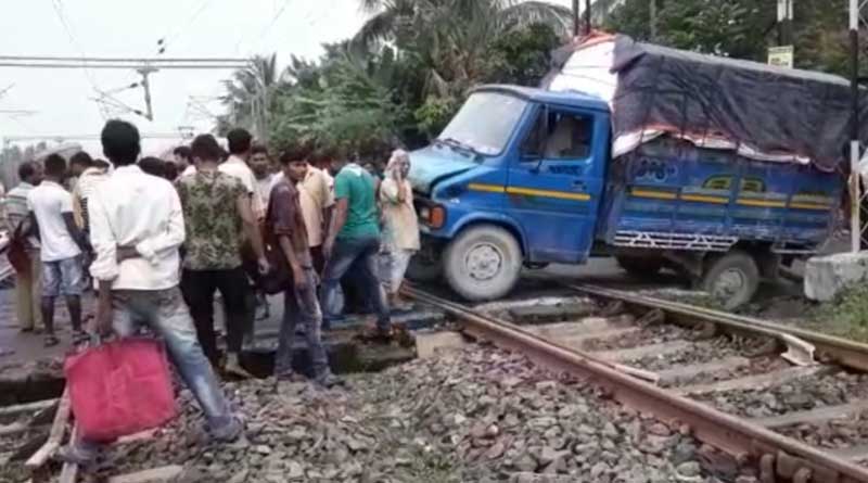 লাইন পেরোতে গিয়ে উলটে গেল ট্রাক, শিয়ালদহ মেন শাখায় ব্যাহত ট্রেন চলাচল