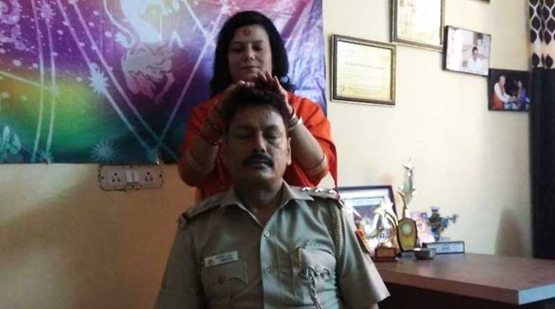 থানায় উর্দিধারীকে আশীর্বাদ দিচ্ছেন স্বঘোষিত গুরু মা, শাস্তির মুখে পুলিশকর্মী
