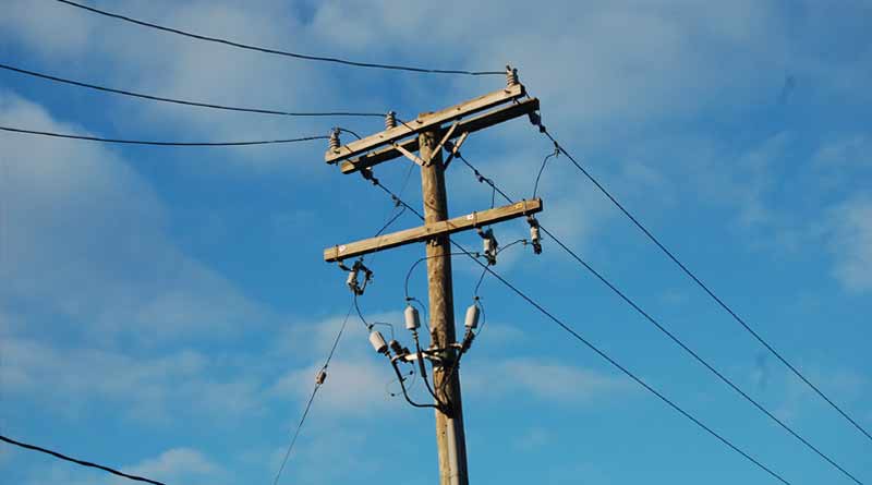 Man fall from a 60-foot-high electricity poll, is injured