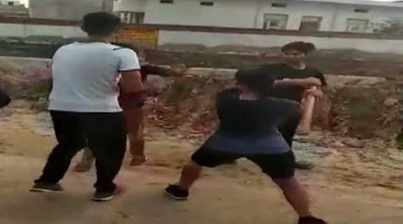 রাস্তাঘাটে অনবরত নজরদারি, বেয়াড়া যুবককে বেধড়ক মার কিশোরীর