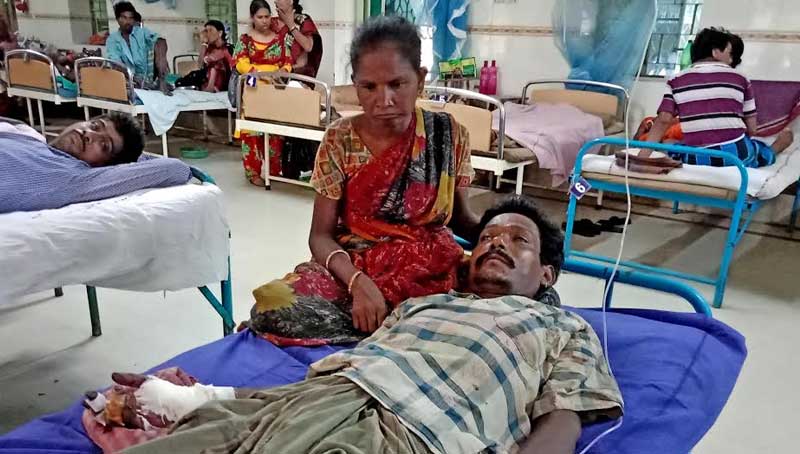 কাগজ কুড়োতে গিয়ে বোমা বিস্ফোরণে গুরুতর জখম যুবক