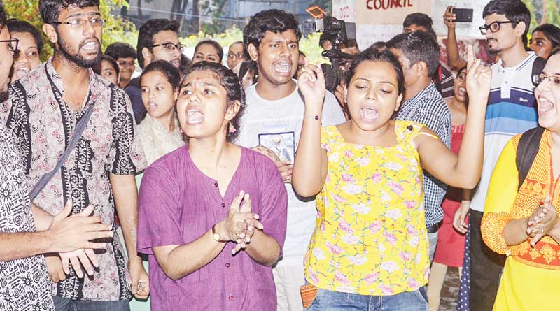 স্বার্থে আঘাত লাগাতেই কি বিক্ষোভ? প্রশ্ন যাদবপুর বিশ্ববিদ্যালয়ের অধ্যাপকদের একাংশের