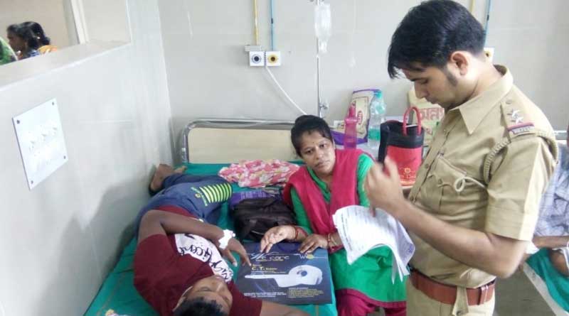 কোচিং সেন্টারের সামনে হট্টগোল, গৃহশিক্ষকের মারে জ্ঞান হারাল ছাত্র