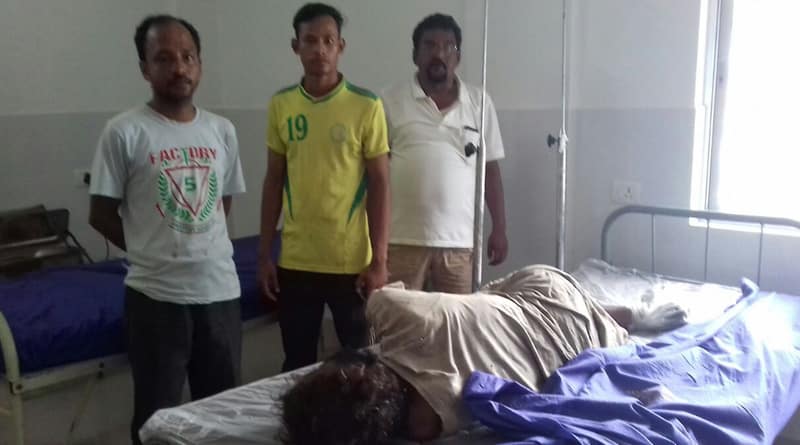 পায়ে গভীর ক্ষত, রাস্তা থেকে তুলে ভবঘুরেকে হাসপাতালে ভরতি করলেন দুই যুবক
