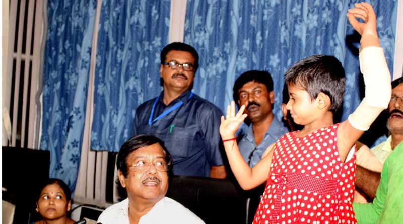 বোমা বিস্ফোরণে হারিয়েছিল হাত, কৃত্রিম হাতেই হাসি ফিরল পৌলমীর মুখে