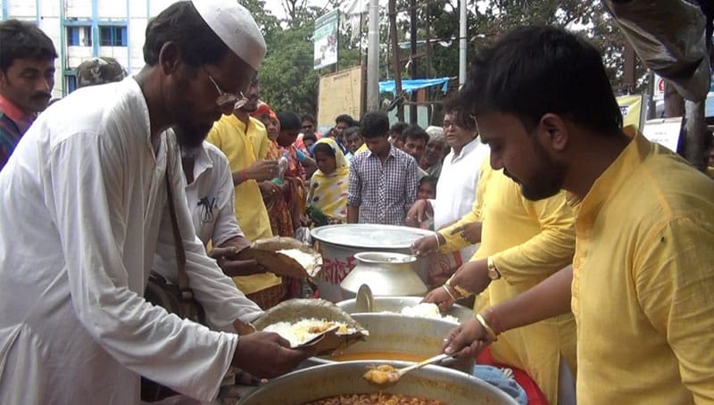 ৫ টাকাতেই হাসপাতালে মিলবে সবজি ভাত, রামপুরহাটের যুবকদের উদ্যোগকে কুর্নিশ