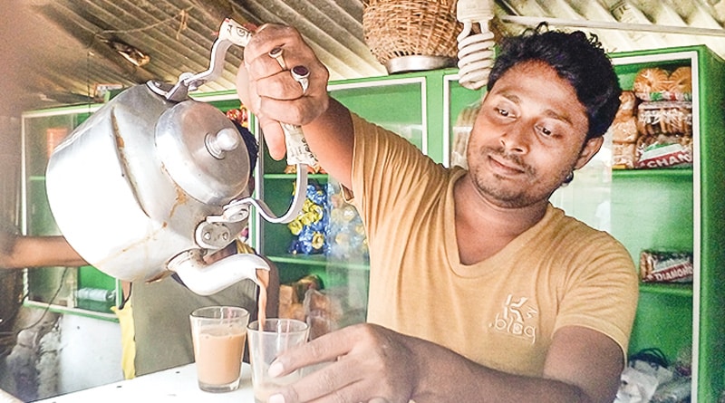 মোদিকে সম্মান জানাতে অভিনব উদ্যোগ মেদিনীপুর শহরের এক চা-বিক্রেতার
