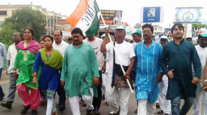 শহিদদের শ্রদ্ধা জানাতে বর্ধমান থেকে হেঁটে একুশের মঞ্চে ২৫ তৃণমূল কর্মী