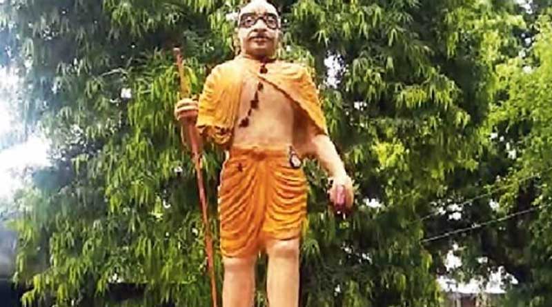 যোগী হলেন গান্ধী! উত্তরপ্রদেশে গেরুয়া রঙে রাঙানো হল মহাত্মার মূর্তি