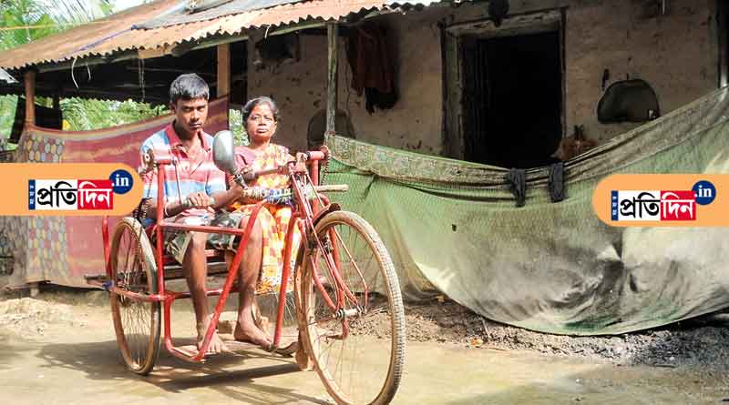 পড়া বন্ধ, প্রতিবন্ধী মায়ের সঙ্গে পথে পথে ভিক্ষা করছে মেধাবী মহাদেব