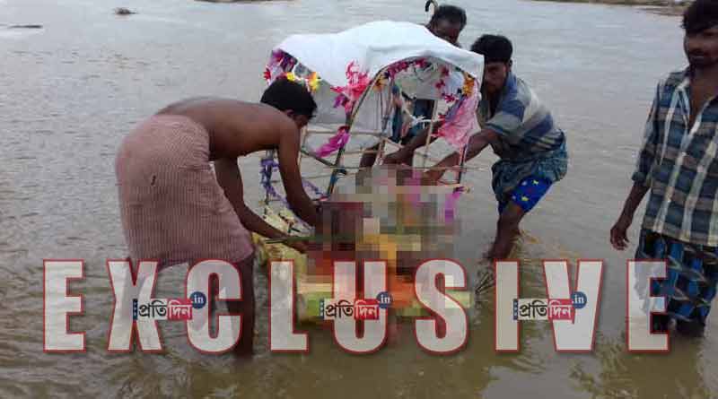 ওঝা ডেকে ঝাড়ফুঁকেও নিষ্ফলা, সাপে কাটা শিশুকে ভাসানো হল কলার ভেলায়