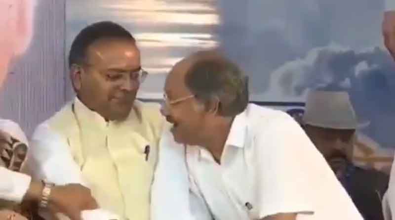 বাজপেয়ীর স্মরণসভার মঞ্চেই হাসিঠাট্টা দুই মন্ত্রীর, ভাইরাল ভিডিও