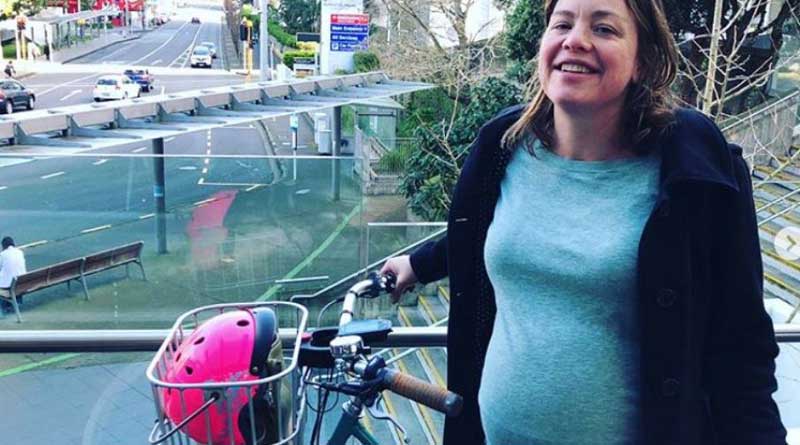 নিজের প্রথম সন্তান জন্ম দিতে সাইকেল চালিয়ে হাসপাতালে গেলেন মন্ত্রী