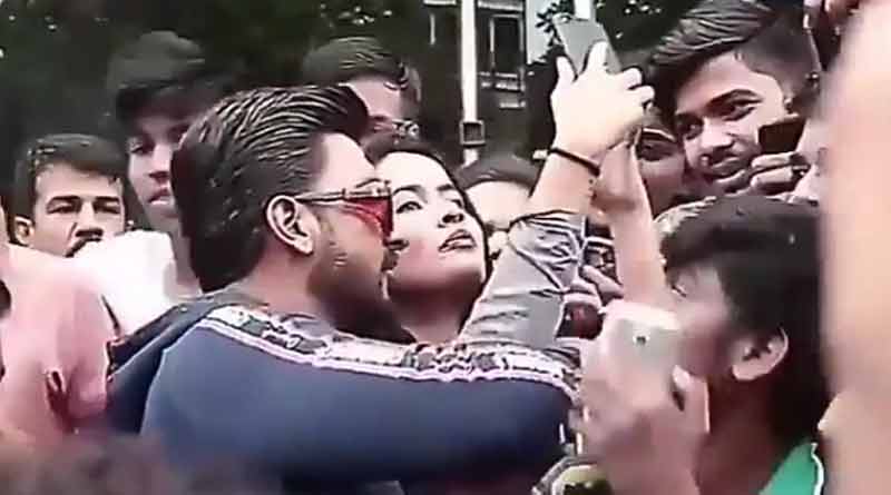 ভিড়ে মহিলা ফ্যান-এর হেনস্তা, বাঁচালেন রণবীর সিং