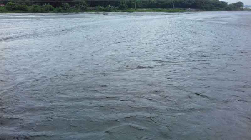 অবাক কাণ্ড! স্বচ্ছ নদীর জল রং বদলে হয়ে গেল কালো
