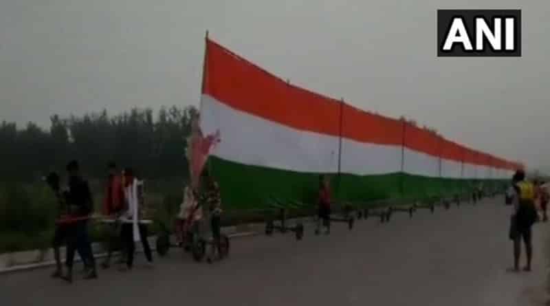 শহিদ স্মৃতিতে শ্রদ্ধা, কানওয়ার যাত্রায় ৩৬১ ফুটের তেরঙ্গা নিয়ে হাঁটলেন ৩৫ জন যুবক