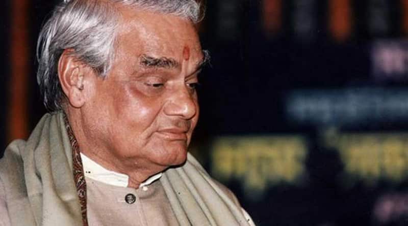 প্রয়াত প্রাক্তন প্রধানমন্ত্রী অটলবিহারী বাজপেয়ী, শোকস্তব্ধ দেশ