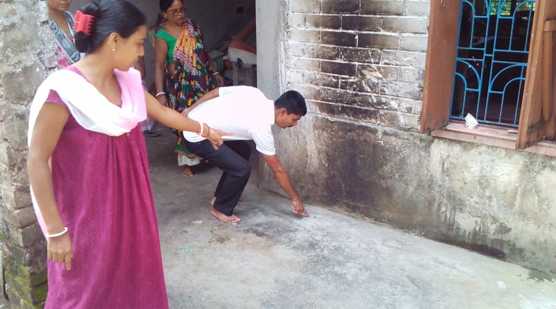 বধূ নির্যাতনের অভিযোগ করায় শ্বশুরবাড়িতে বোমা ছুঁড়ল গুণধর জামাই