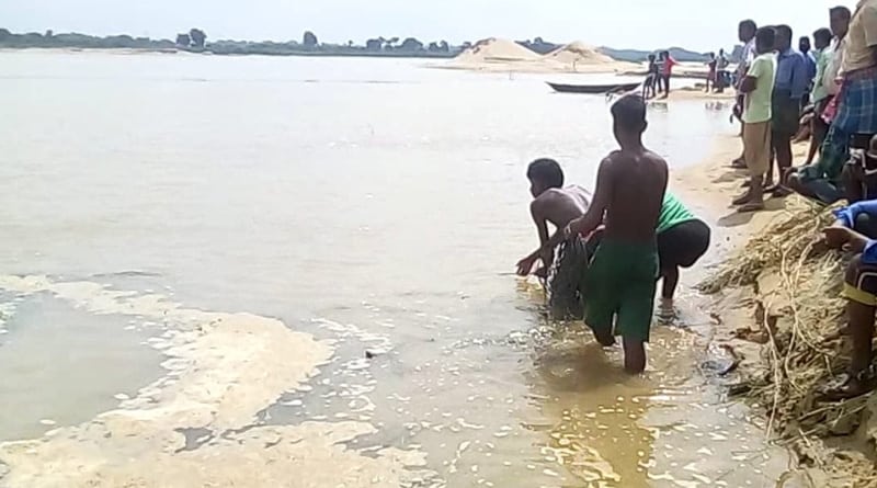 শিবের মাথায় জল ঢালতে গিয়ে দামোদরে তলিয়ে গেল দুই কিশোর