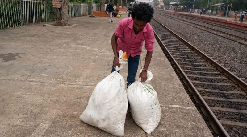 বস্তাবন্দি প্রায় ৬০ কেজি পচা মাংস-সহ ধৃত রেলযাত্রী