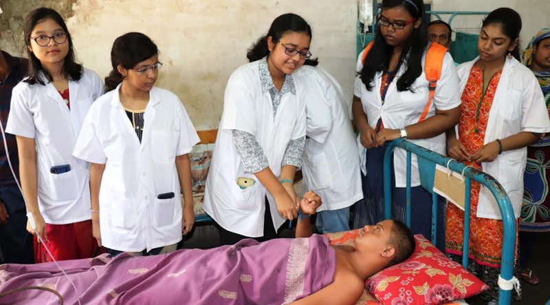 রোগীদের রাখি পরিয়ে ভ্রাতৃত্বের বার্তা বর্ধমান মেডিক্যাল কলেজ কর্তৃপক্ষের