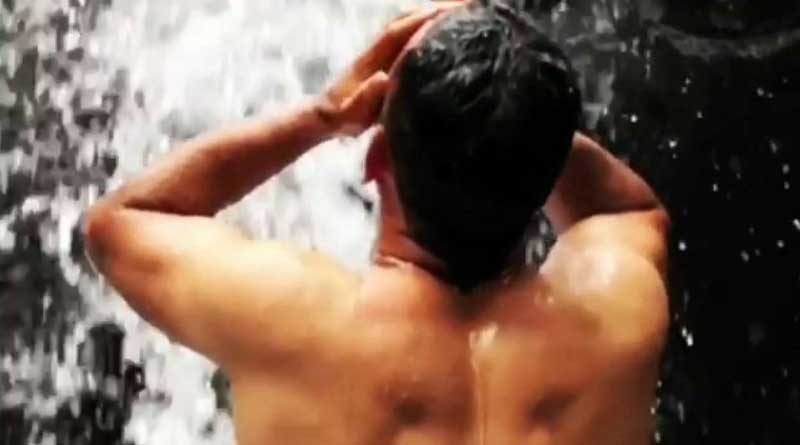 আচমকা জলপ্রপাতে স্নান! বাহুবলী অবতারে ধরা দিলেন ধোনি