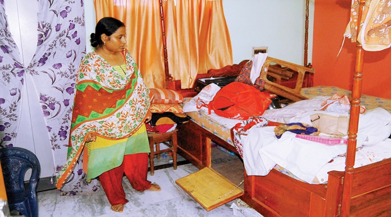 প্রাণ বাঁচাতে ঘরছাড়া বন্যাদুর্গতরা, ফাঁকা বাড়িতে অবাধ লুটপাট