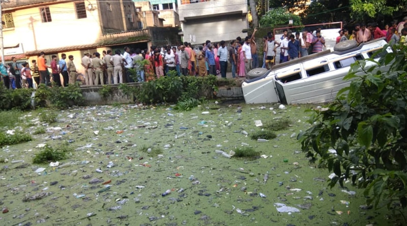 Vehicle carrying school students falls into pond in Howrah