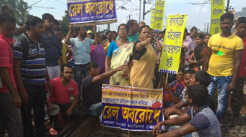 Locals observe rail roko at Ranaghat for a underpass 