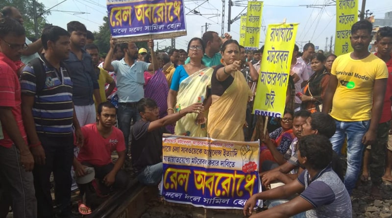 আন্ডারপাসের দাবিতে রানাঘাট স্টেশনে অবরোধ, অফিস টাইমে বিপাকে নিত্যযাত্রীরা