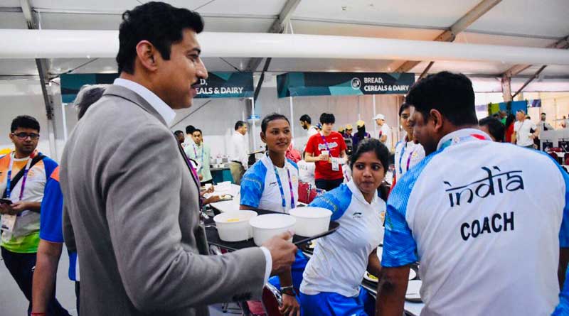Rajyavardhan Singh Rathore serves food to Asian Games participants