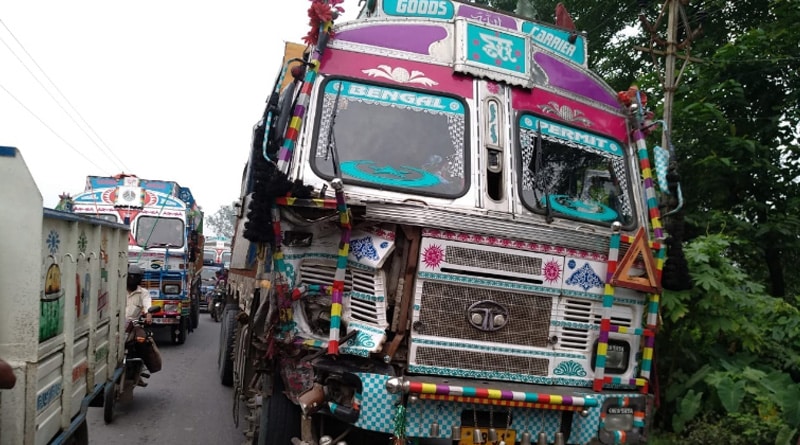বাসন্তী হাইওয়েতে লরি-পিকআপ ভ্যানের মুখোমুখি সংঘর্ষে মৃত ১