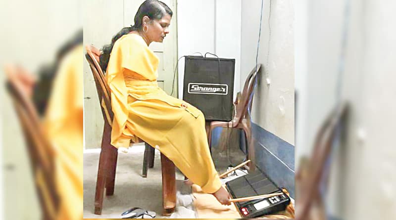 রান্না হোক কিংবা অক্টোপ্যাড বাজানো, দুই পায়েই অনন্যা তমুলকের পার্বতী