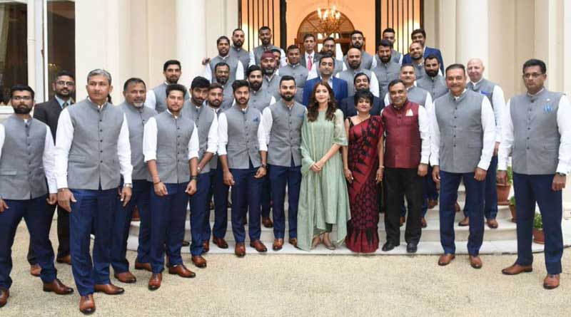 Anushka Sharma is part of a pic with Team India, Twitter gets furious