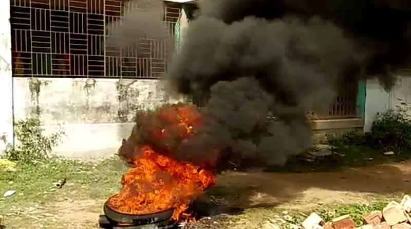 ছাত্রীদের বাথরুমে নেই জল, কলেজে আগুন লাগিয়ে বিক্ষোভ পড়ুয়াদের