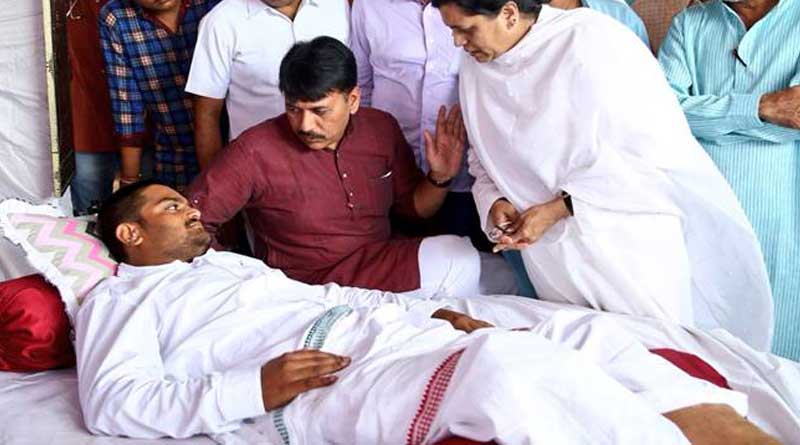 টানা ১০দিন অনশন, ‘মৃত্যুভয়ে’ সম্পত্তির দানপত্র ঘোষণা হার্দিক প্যাটেলের