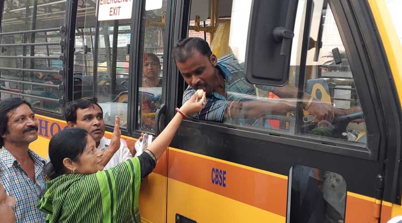 বিজেপির ডাকা বাংলা বনধে তৃণমূলের গান্ধীগিরি