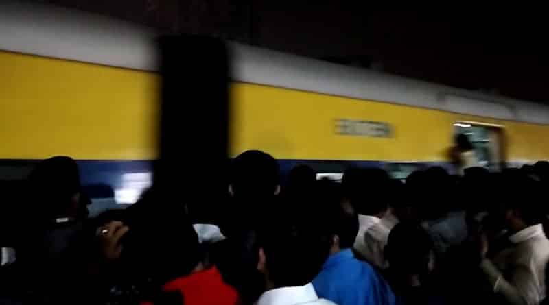 ট্রেনের ছাদে বিদ্যুৎস্পৃষ্ট মানসিক ভারসাম্যহীন, ব্যস্ত সময়ে ব্যাহত ট্রেন চলাচল